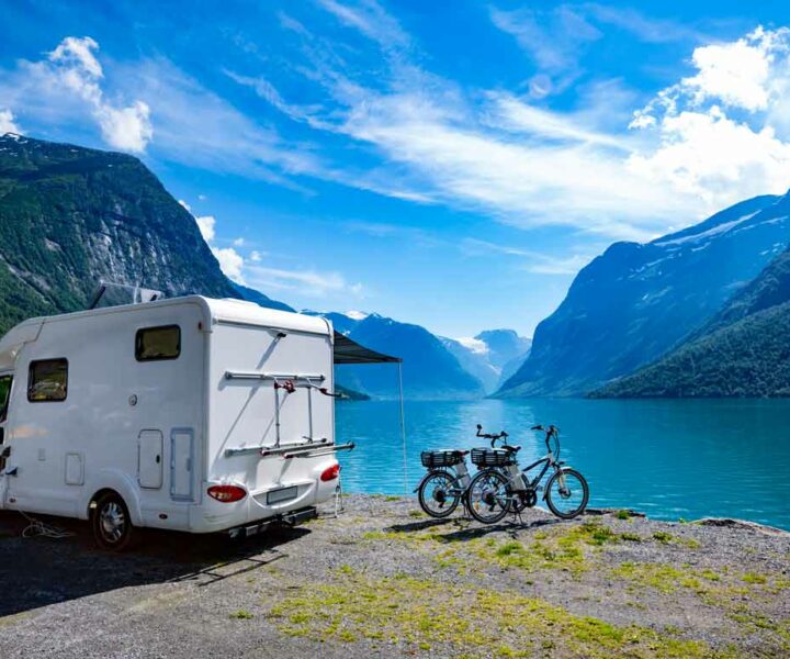 Camping-car profilé avec deux vélos pour partir en vacances à la montagne