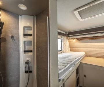 Vente camping-car profilé Rimor Seal 99+ Salle de bain et lits jumeaux