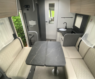 ETRUSCO_I 7400 SBC_salon vers arrière porte fermée