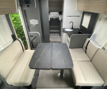 ETRUSCO_I 7400 SBC_salon vers arrière porte ouverte